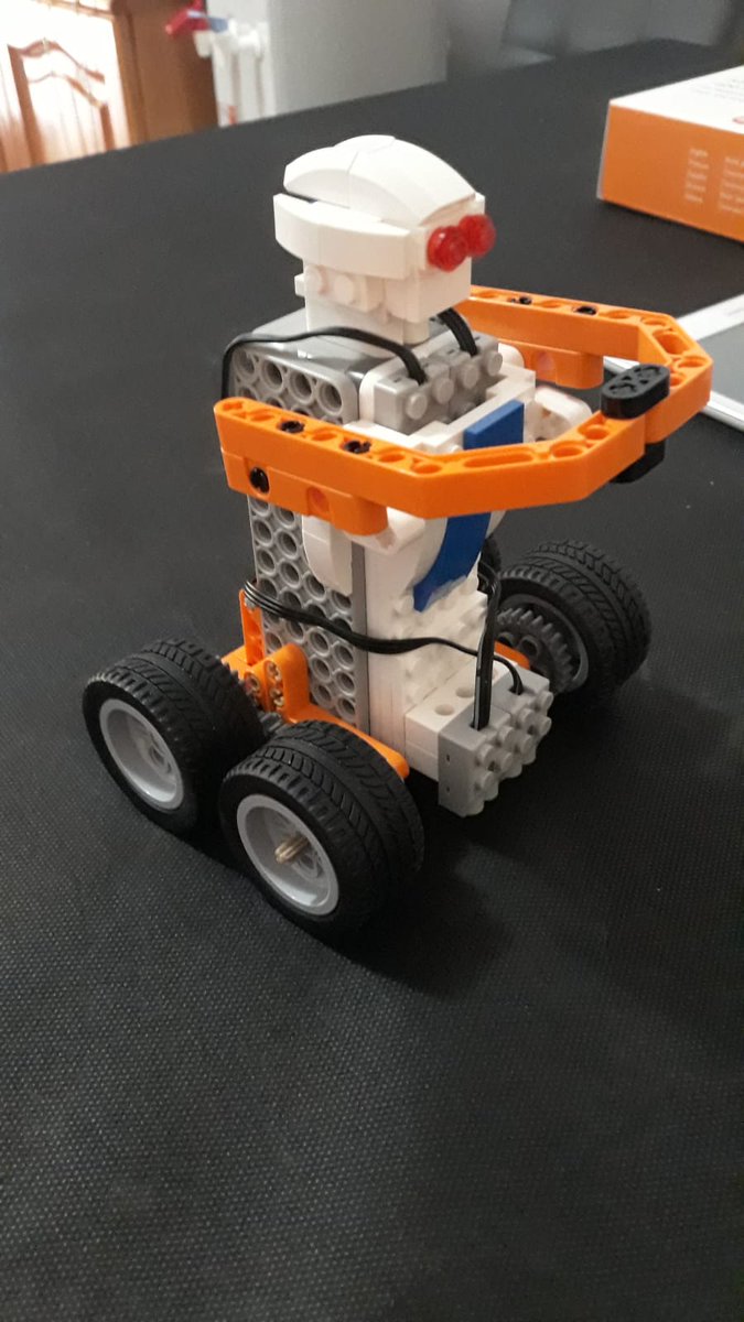 juliopachecoa's tweet image. #robóticaporlaigualdad Ahora que @ApitorRobot ha comenzado a seguirme, pondremos los modelos realizados del ejemplar que nos dejó @SPC_robotics