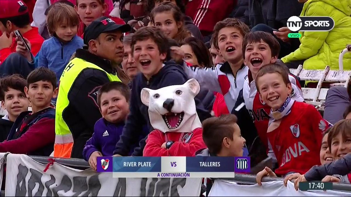 TNTSportsAR's tweet photo. #TNTSports | Está el Oso y también está el Osito 🧸

#River 🆚 #Talleres https://t.co/u3JvANYA17