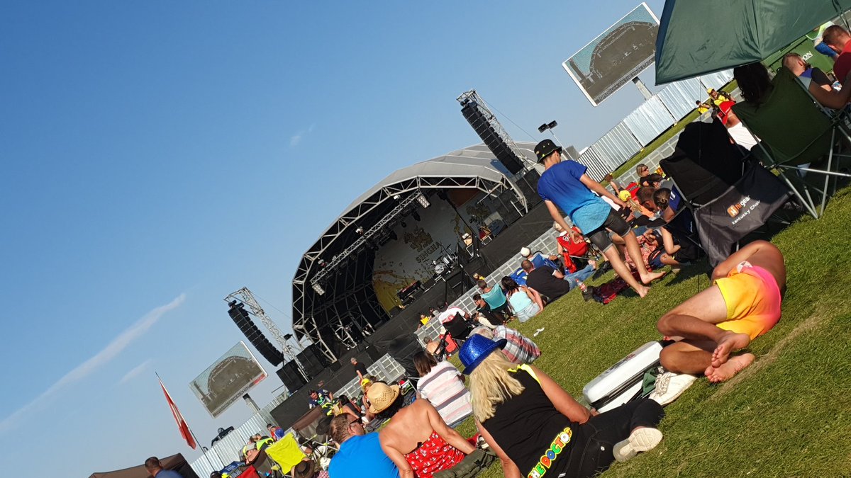 plastermick451's tweet photo. @Silverstone. Glorious sunshine Thrilling racing.@AlexRinsFans42  Time for @toploaderuk to end our perfect weekend. https://t.co/inbX2Qc0fg