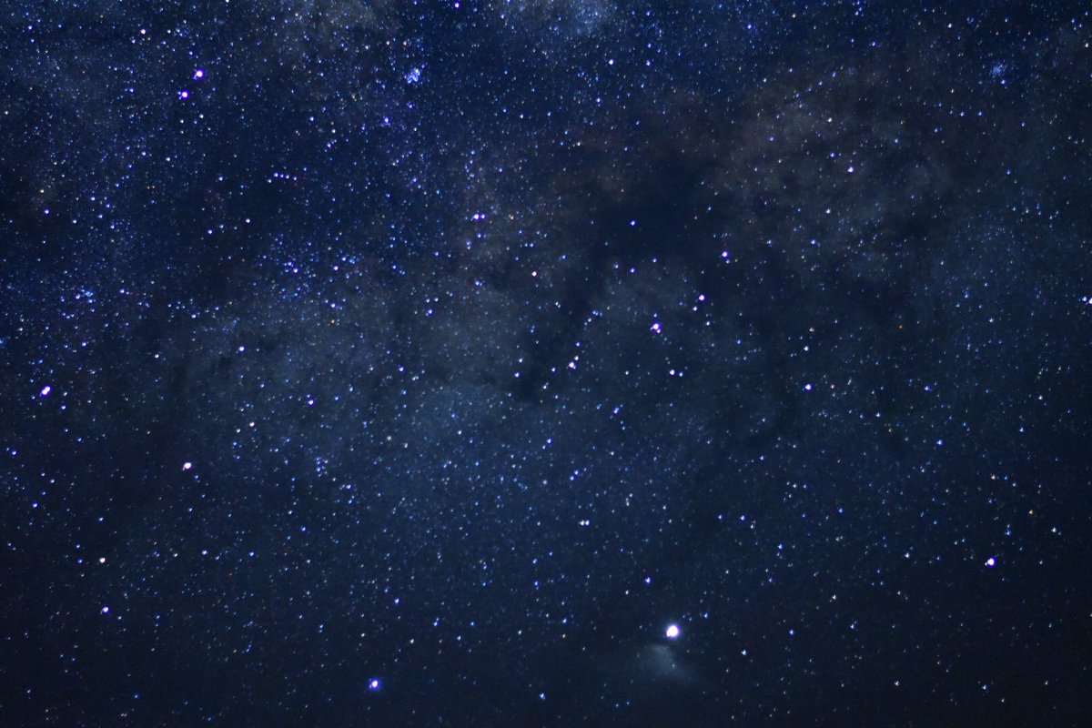 ночное звездное небо. звездопад персеиды 2022. метеорный поток квадрантиды россия. звездное небо 2023 года. звезда с неба.