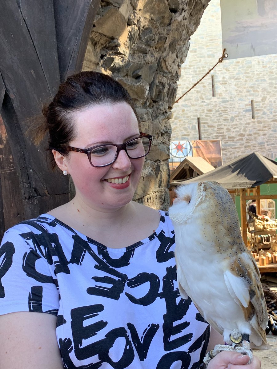 travelbembel's tweet photo. Thanks @GermanCastleCon for an incredible day! Met @caricevhouten ❤️ and @BillyBoydActor ❤️, sat on the Iron Throne and had the wonderful opportunity to hold a barn owl 🦉😍! #GermanCastleCon https://t.co/kKb0e1E4fe
