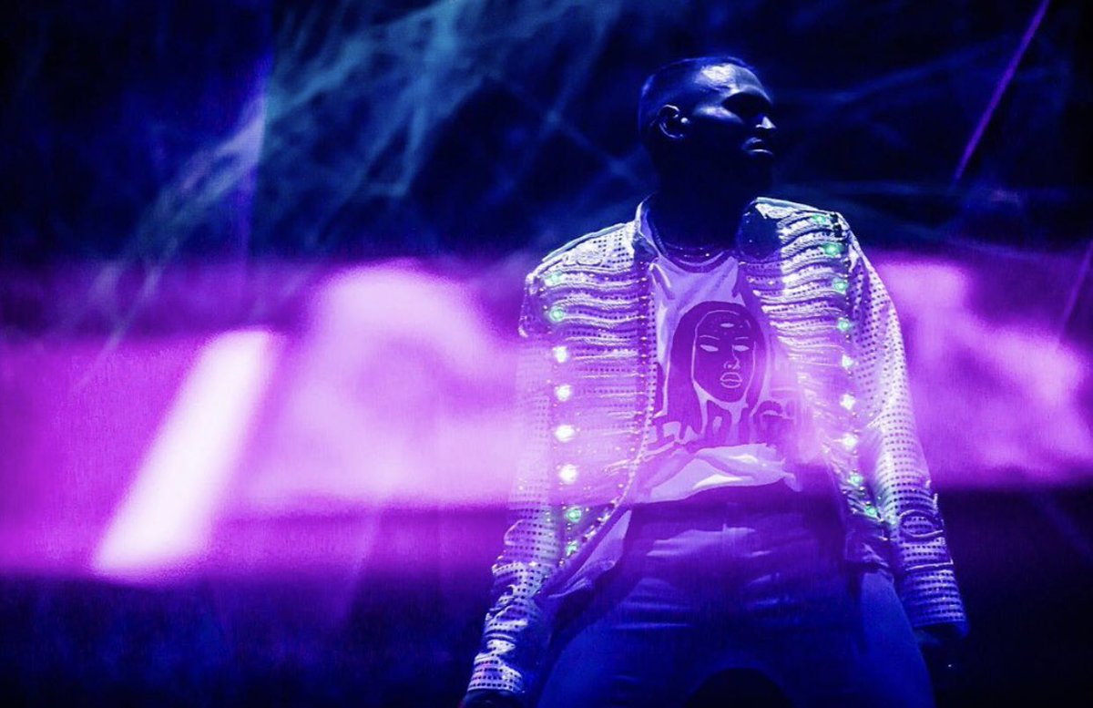 AustinBogarNEW's tweet photo. These #INDIGO Tour photos are better than the the #HOAFM Tour photos.
The set is better. Man if only some of his new videos looked like this. 🙏 https://t.co/OTP5uYETq3