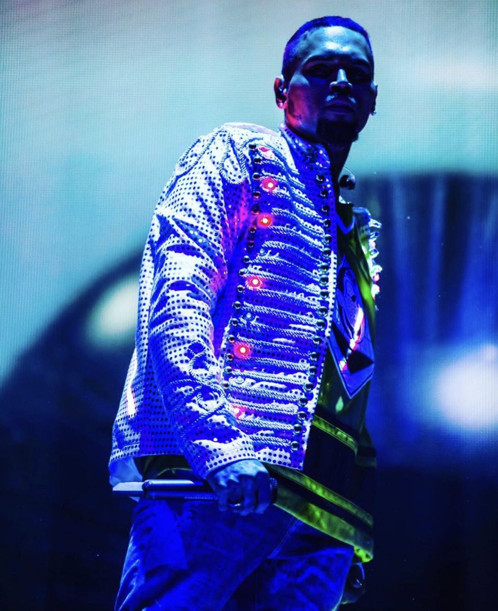 AustinBogarNEW's tweet photo. These #INDIGO Tour photos are better than the the #HOAFM Tour photos.
The set is better. Man if only some of his new videos looked like this. 🙏 https://t.co/OTP5uYETq3