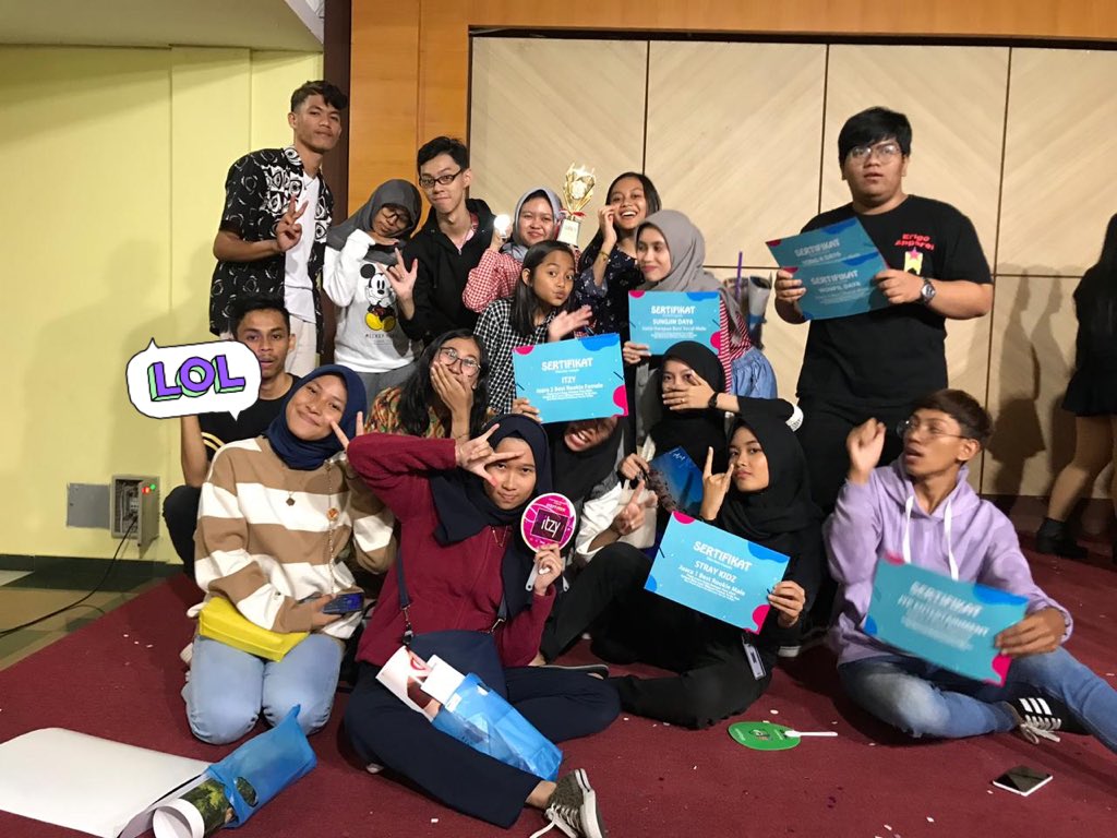 mydaymedan's tweet photo. jypnation medan, di balik foto ini ada byk cerita. sbnrnya masih ada lagi hanya saja ada yg sdh diluan pulang karena hujan, ada yg ngejar kereta takut ditinggal ada yg sliwiran kesana kemari alhasil ga sempet ikutan foto😂

inilah kami, keluarga di 1 agensi❤️ https://t.co/sU1V94MGns