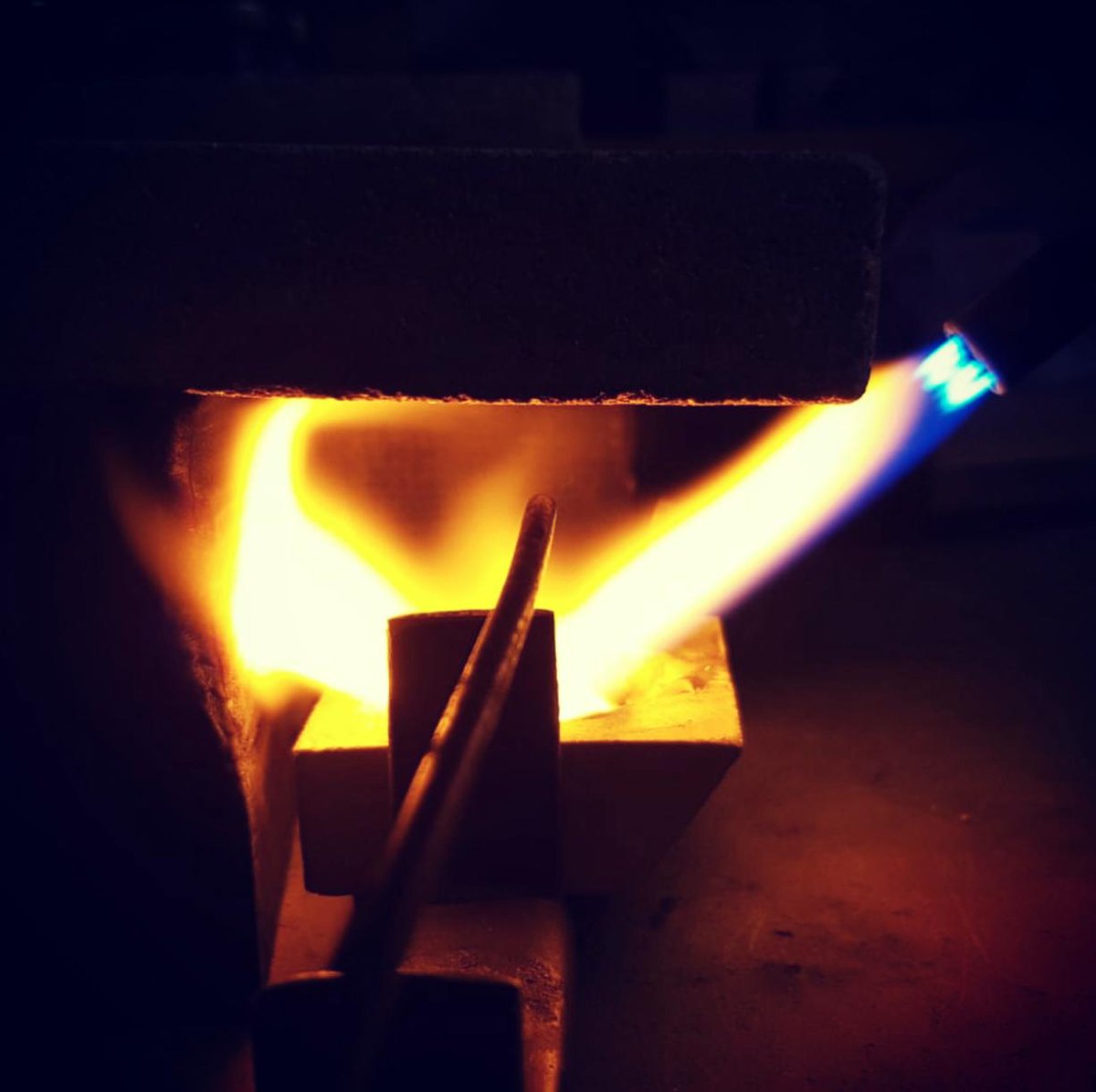 JandEJewellery's tweet photo. Reaching the super hot temperatures to melt a palladium rich premium white gold alloy
https://t.co/1dd9IcG36h
#wetherby #localgoldsmith #whitegold https://t.co/FBF77gApoR