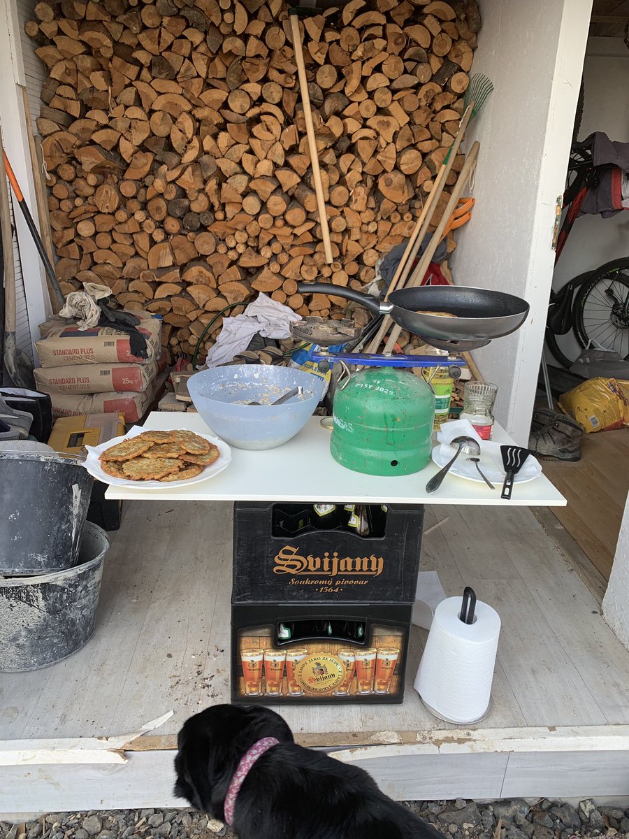 AndreaSaxony's tweet photo. Otevřela jsem polní kuchyň a smažím #bramboraky.... já je teda z dětství znám jako křápance... ale tady se nikdo nechyta https://t.co/YkkdqThEg9