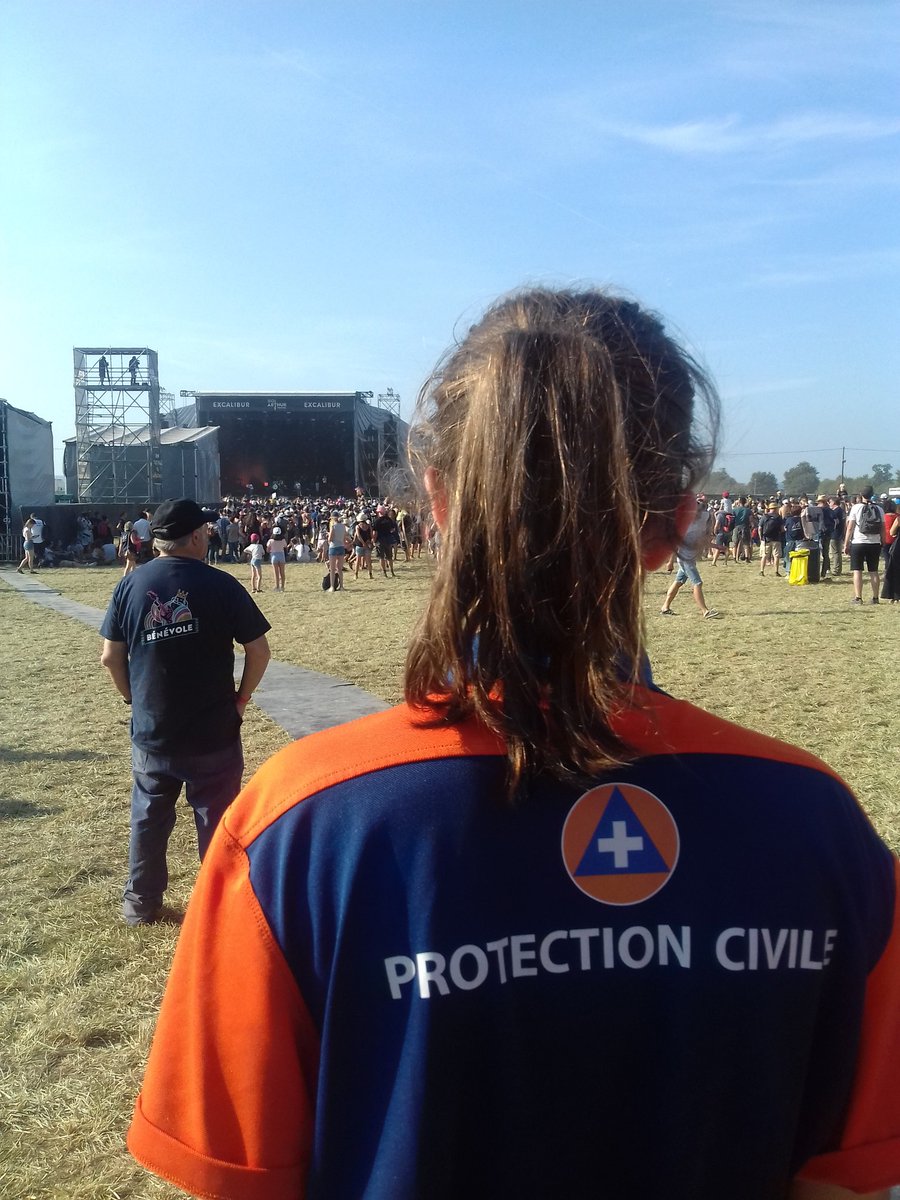 ProtecCivile35's tweet photo. 👉👋 Hey hey hey coucou du 3ème jour; la suite ! 😊
Un peu fatigué depuis vendredi, on prend 3 cafés gourmands et on repart !!!
Une nouvelle soirée à prendre soin des autres au @FstvlRoiArthur 😀
#ROIART19 💙 https://t.co/8RrW5IjoCm