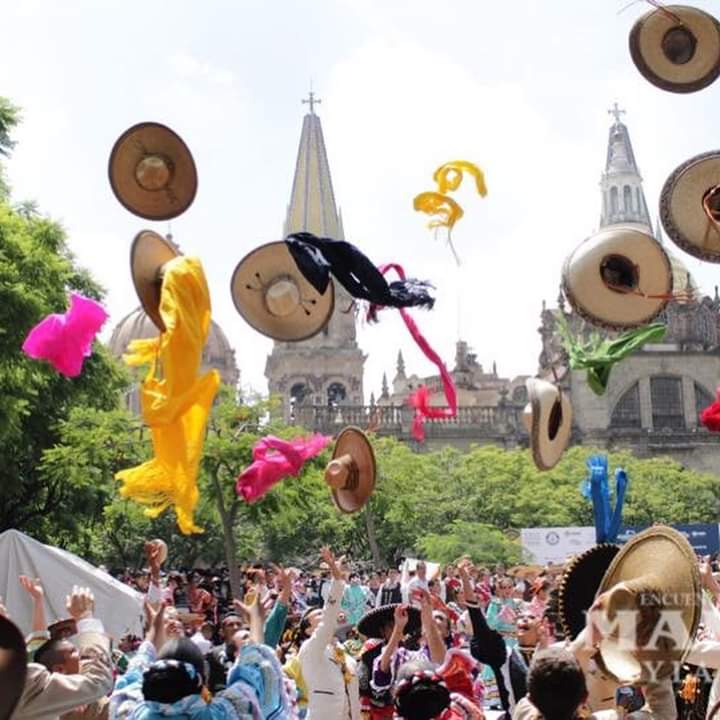 TraficoOcotlan's tweet photo. Se obtiene #RécordGuinness del baile folclórico más grande del #Mundo realizado en la #PlazaDeLaLiberacion en #Guadalajara #Jalisco

Aquí los detalles👇
https://t.co/fYOU4P2jo0 https://t.co/N4h6UMRkgB