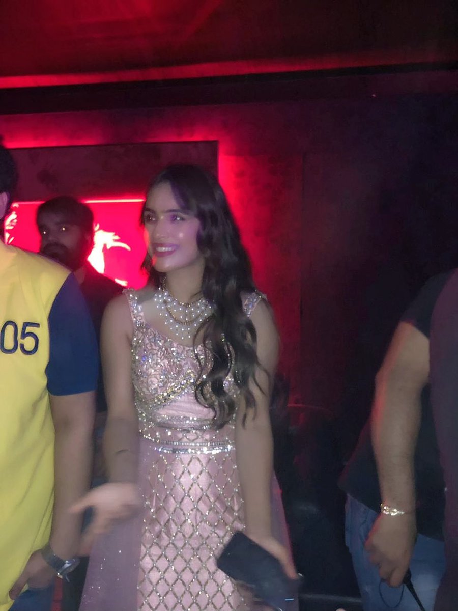 Nehhaamalik's tweet photo. Fans, Media and lots of love ♥️♥️♥️😍
:
#indore #madhyapradesh #event #clubappearance #pink #pinkoutfit #pinkgown #fans #bouncers #merakibynikkis #modelsnight #clubevents #eventtime #afterhoursclubandlounge #luxurylifestyle #sakhiyaangirl #nehamalik https://t.co/bt6BrSRT2e
