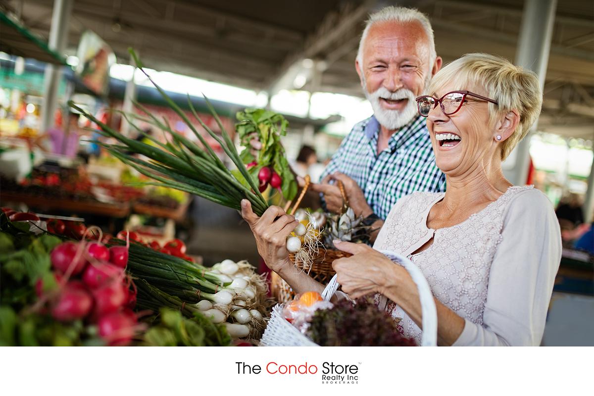 🍽️ Great shopping, fresh produce. The St. Lawrence Market in Toronto, named the "Best Food Market in the World" by National Geographic. 
.
.
.
#torontostrong  #FridayMotivation #foodphotography