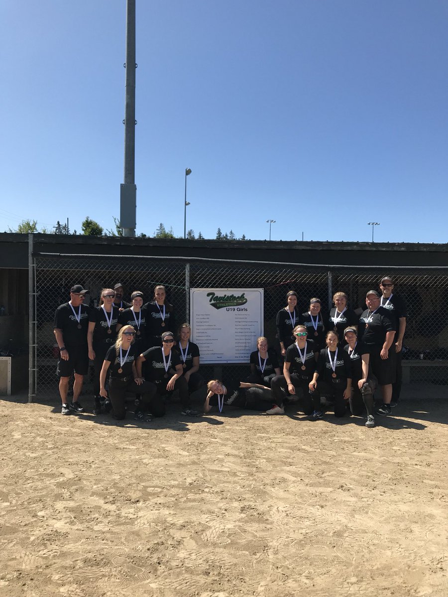 AthleticsU19's tweet photo. Bronze medal champions!!  Great finish to a great season.  Played hard and left it all on the diamond no regrets ladies!! Best of luck to our 3 senior players in all their future endeavours! https://t.co/xeC34hqZba