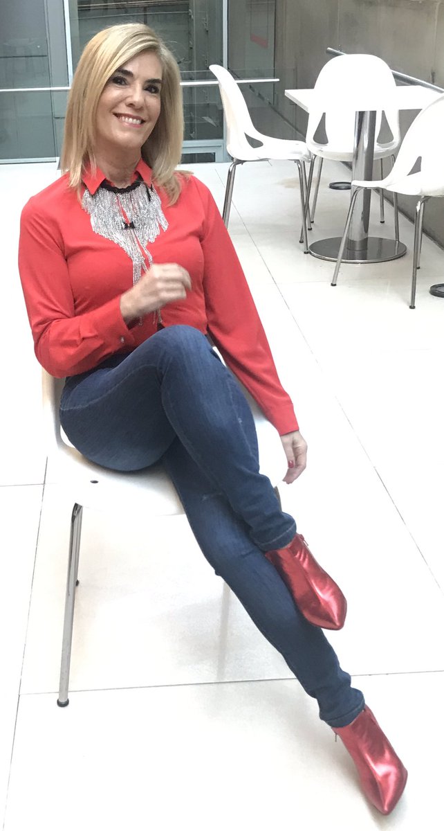 mbelenaramburu's tweet photo. Look @MariaChoulet #botas #cortas con #cierres en los #costados #rojas #metalizadas #moda #fashion https://t.co/MKAj12RMPq