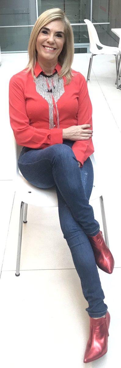 mbelenaramburu's tweet photo. Look @MariaChoulet #botas #cortas con #cierres en los #costados #rojas #metalizadas #moda #fashion https://t.co/MKAj12RMPq