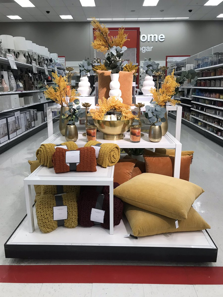 Fall is almost here, which means pumpkin spice season is coming. Fall decor via table #freeport 3236 @kristen_3236 <a href="/Rafehmian/">Rafeh Maroof</a> <a href="/CristinaColla19/">Cristina Collado</a>