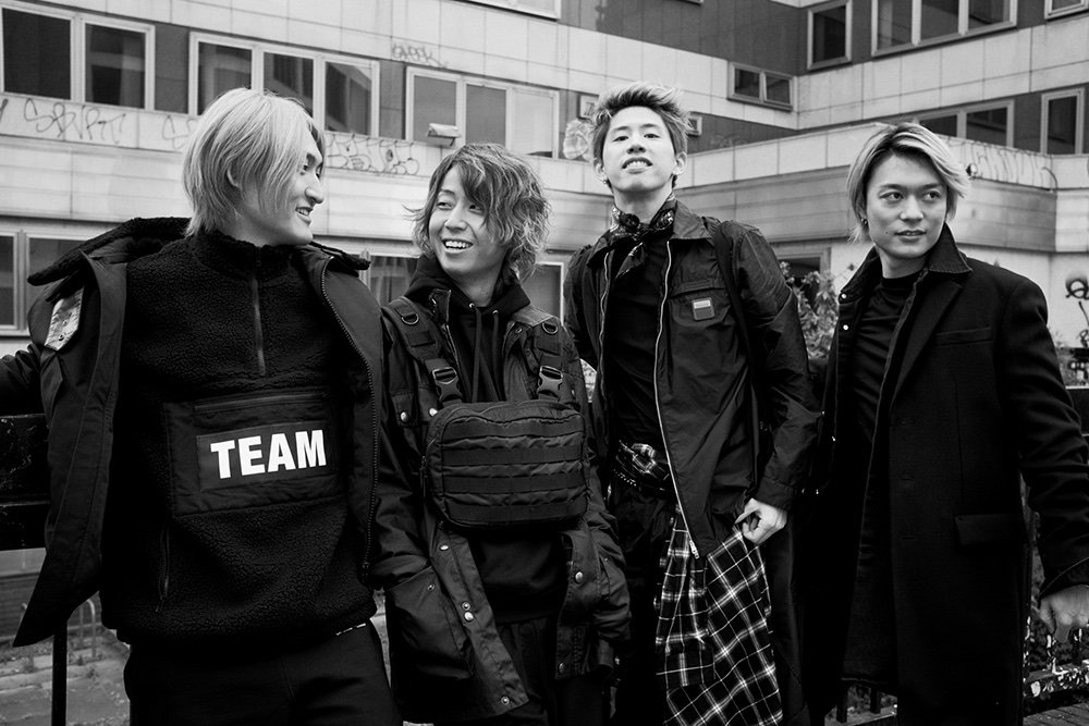1883Magazine's tweet photo. With the #EyeoftheStorm tour kicking off in Japan in less than a month who's got tickets to see @ONEOKROCK_japan?
//
Full feature in the #DRIVEissue --> https://t.co/vwu7B3vUP6
//
📷#TomasHein 👕 #SayuriBloom #oneokrock #1883magazine #oneokrockfans https://t.co/LsYtB5qRj9