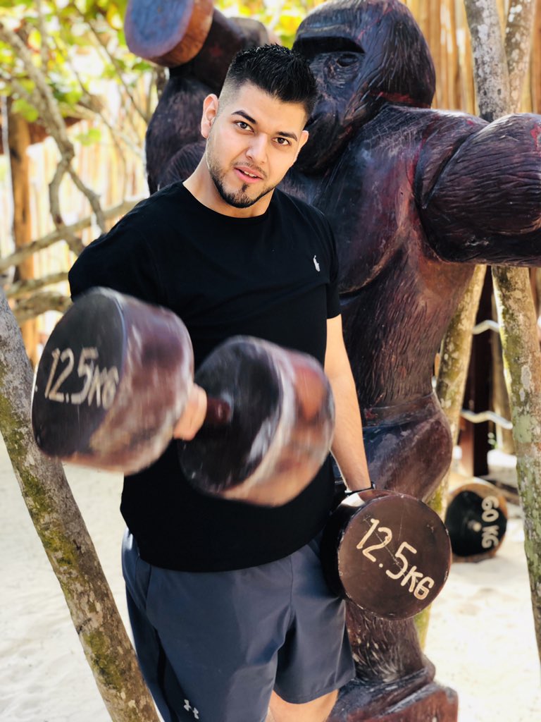 dchavar's tweet image. An early workout 🏋🏻‍♂️ can give you that extra boost of energy to help you conquer an action packed itinerary! You’ll be surprised what cool gyms and killer views you can find! Unl Data with #SimpleGlobal lets you search the nearest gyms 😉
#TMobileWingman #TeamMagenta #DreamTM 💪🏼