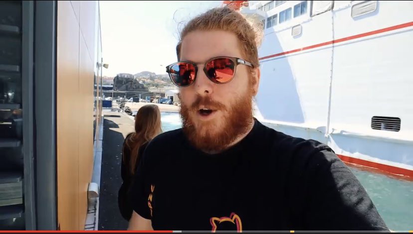 DerHoeschii's tweet photo. @unge hey Simon, von welcher Marke ist deine Sonnenbrille? die ist mega fresh 😎 #Madeira #ungeklickt #unge https://t.co/5KZKvgjjmf