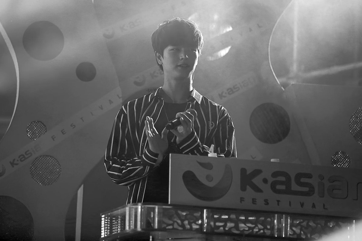 Yookcret's tweet photo. 190825 카프콘서트
#비투비 #육성재 #성재 @BTOB_6SJ

신나게 엠씨석 가더니 멤버들 보고 박수 치는 거 넘 귀여웠는데..
성재 귀여운 거 조명 있는 데에서 하자😂😂 https://t.co/NryIVIlMDZ