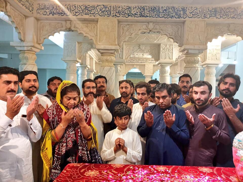 AyazBuriroPPP's tweet image. Feeling proud to be part of #PPP which empowers &amp;amp; respects women.

MPA @HinaDastagirPPP Coordinator to Cm for #BBSYDP This is a tradition of the #PPP Workers Upon receiving the any designation, or portfolio, they goes to pay tribute. to #SZAB &amp;amp; #SMBB At the land of martyrs #GKB