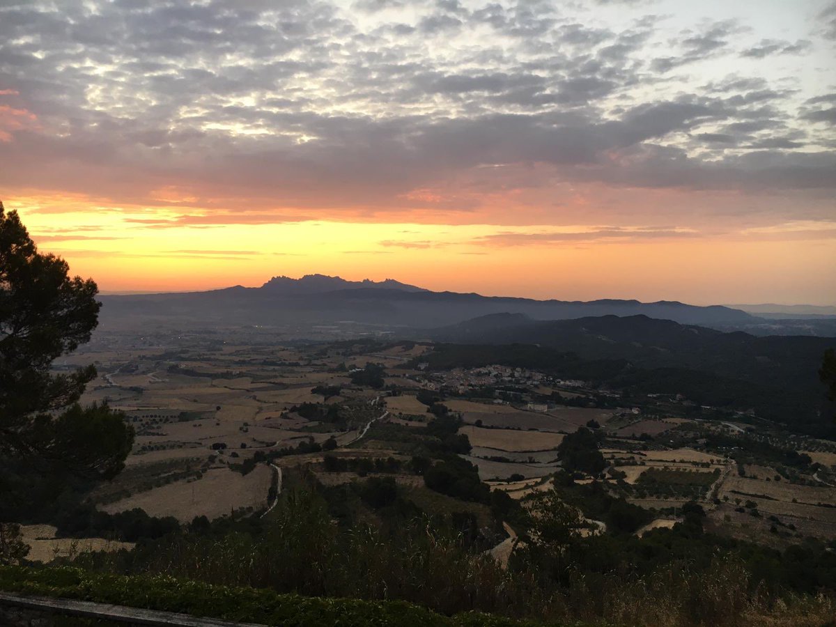 Si vols veure aquesta postal et diem el que has de fer 👉 llevar-te ben d’hora, ben d’hora, anar a dalt la Tossa de Montbui 👣🚲🚗🛵 i esperar que surti el sol. Preciós!