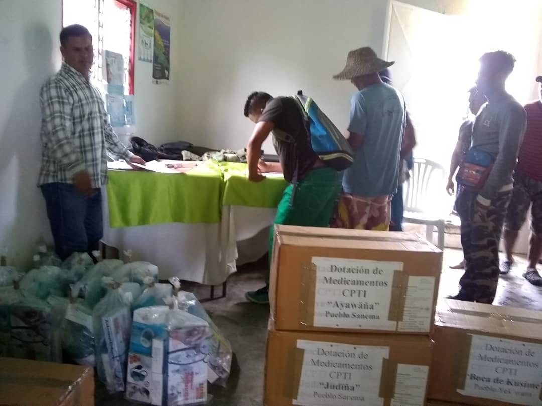 ISP_Bolivar's tweet photo. #25Ago Dirección de Salud Indígena del ISP atendiendo a nuestros hermanos @NicolasMaduro @MPPSalud @JustoNogueraP @mbermudez_21 @Prensa_GoBol @sec_gob #VenezuelaUnidaYProductiva #VenezuelaBellaConPoderPopular https://t.co/DLjPjtUtSo