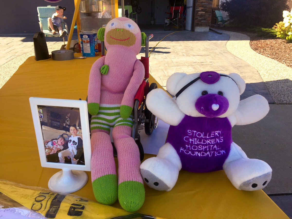 NOW_Chewbecca's tweet photo. It’s Lemonade Stand Day to raise money for the Stollery Hospital, and there are a ton of wonderful people taking part! One such person is Christina with her family at 19 Kingswood Blvd! Stop by and give to an amazing cause! 😊 #1023NOWRadio #NOWTrucksicle @NOWtrucksicle https://t.co/CItKxY4Tv0