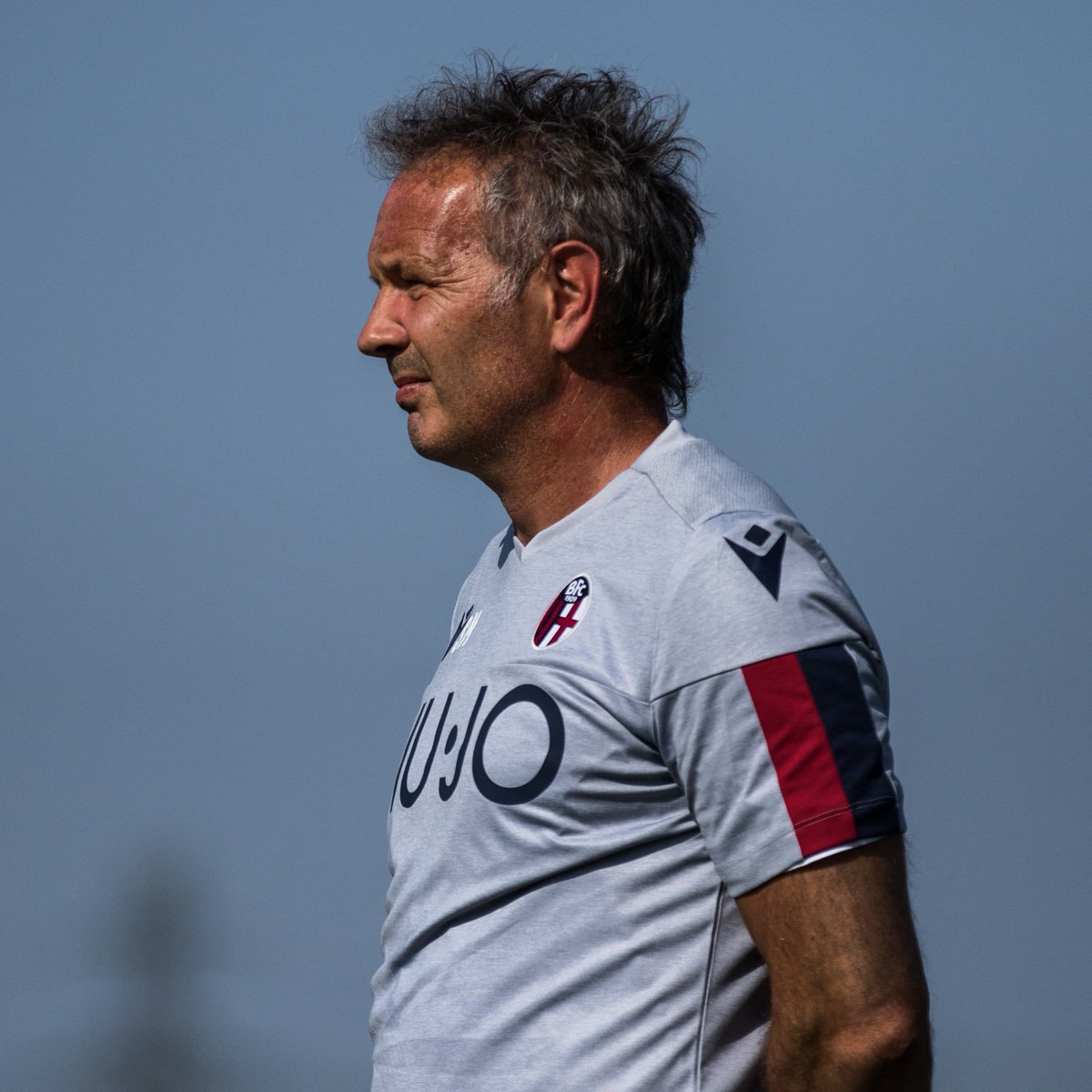 Bolognafc1909's tweet photo. Mister Sinisa Mihajlovic ha raggiunto la squadra in albergo e stasera sarà regolarmente in panchina 

#VeronaBologna #WeAreOne https://t.co/z5YIOWPcut