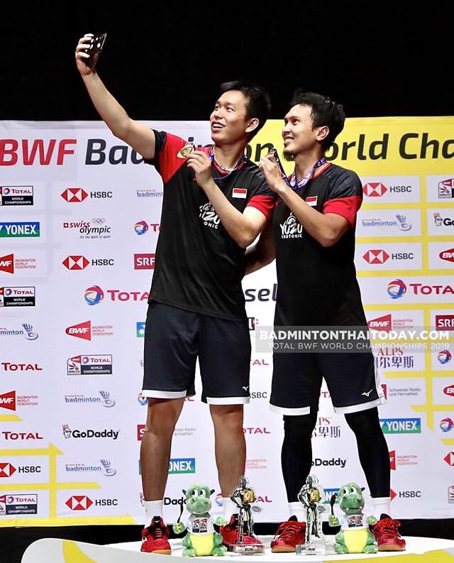 MENUNGGU SELFIE INI TAYANG DI LAYAR INSTAGRAMKUUUUH😍😍

(pic: janegranular/badmintonthaitoday )
#TerimaKasihAhsanHendra