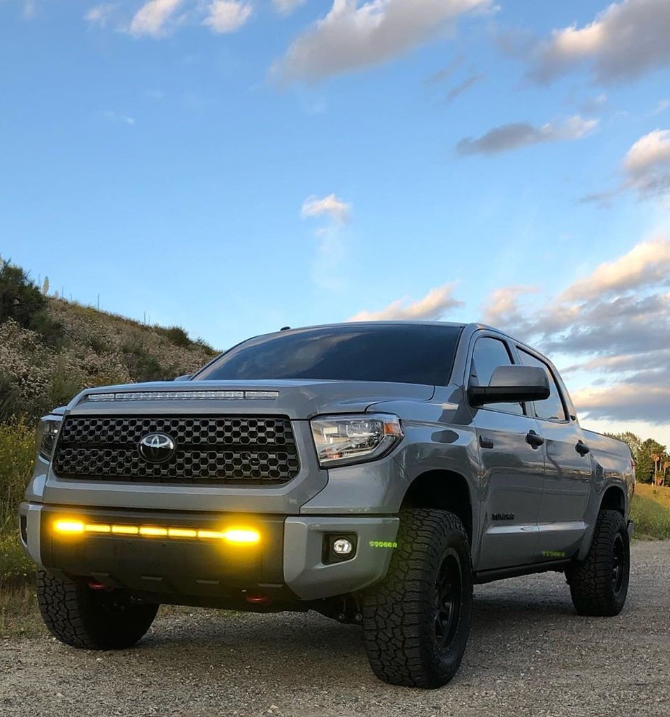 DiodeDynamics's tweet photo. More light output, less cutting and drilling 😎 Our Stealth LED Light Bar Kit for the 2015-2019 Tundra features CAD-designed brackets that secure a 30" or 42" Stage Series Light Bar to OEM mounting points!
#diodedynamics #stageseries #toyotatundra #tundratundra https://t.co/XAxS21T7kI