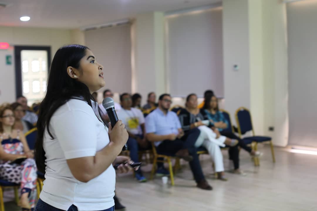 ParquedeFeria's tweet photo. Conferencia "Pasos para la Exportación" a cargo de Kelly Méndez en representación del MIFIC.
#EXPOPYME2019 #MEFCCA #EconomiaCreativaNica https://t.co/oaMf6ohqzl
