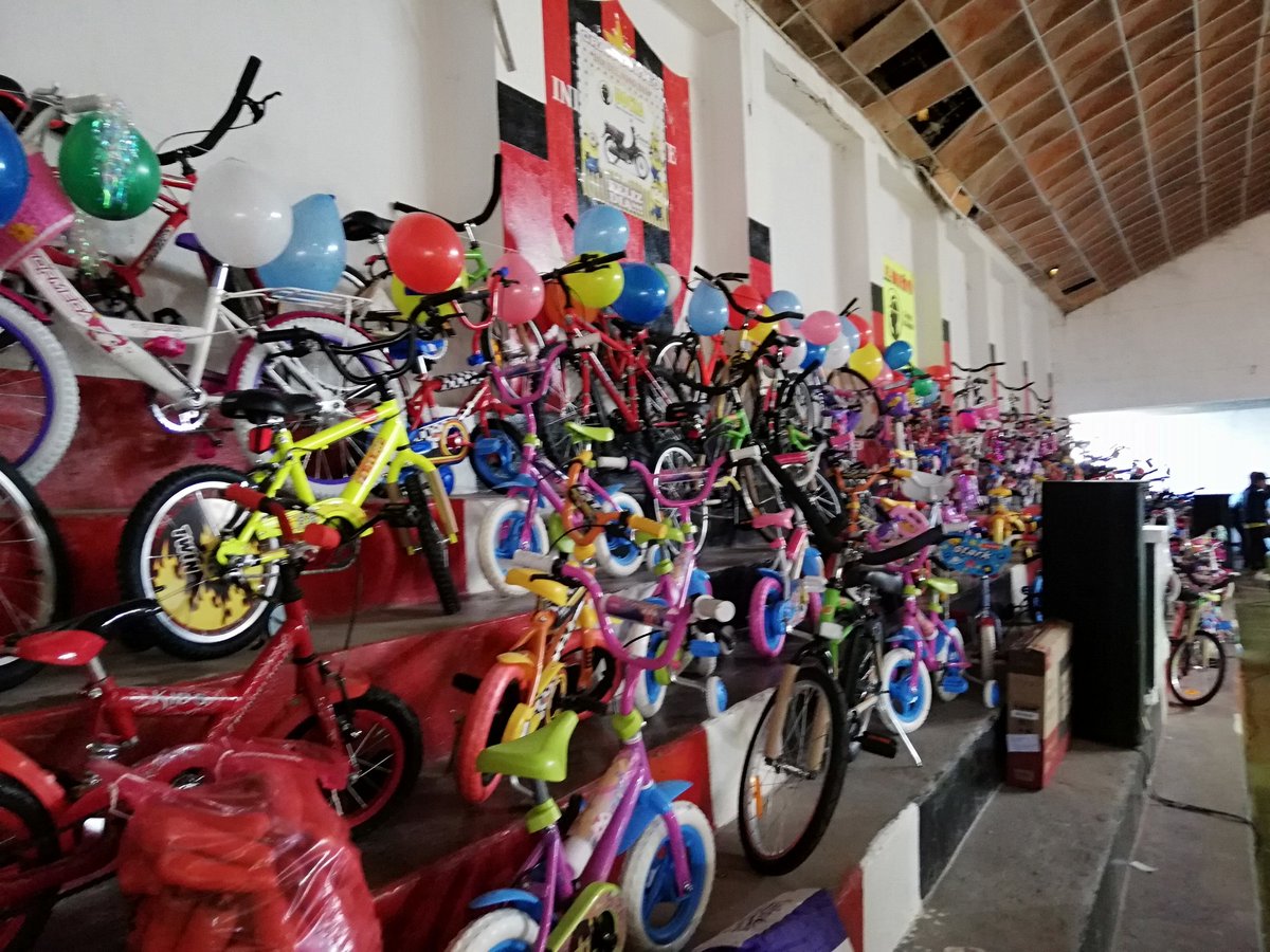 UOCRA_vallech's tweet photo. #DiaDelNiño Más de dos cuadras de familias de la construcción ingresando al Club Independiente de Trelew. Invitamos a toda la ciudad hasta las 20 hs https://t.co/iLFApiM5bQ