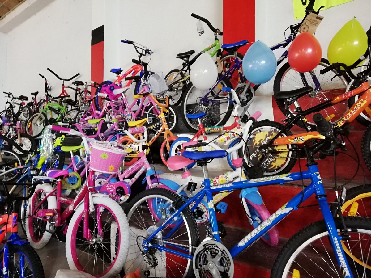 UOCRA_vallech's tweet photo. #DiaDelNiño Más de dos cuadras de familias de la construcción ingresando al Club Independiente de Trelew. Invitamos a toda la ciudad hasta las 20 hs https://t.co/iLFApiM5bQ