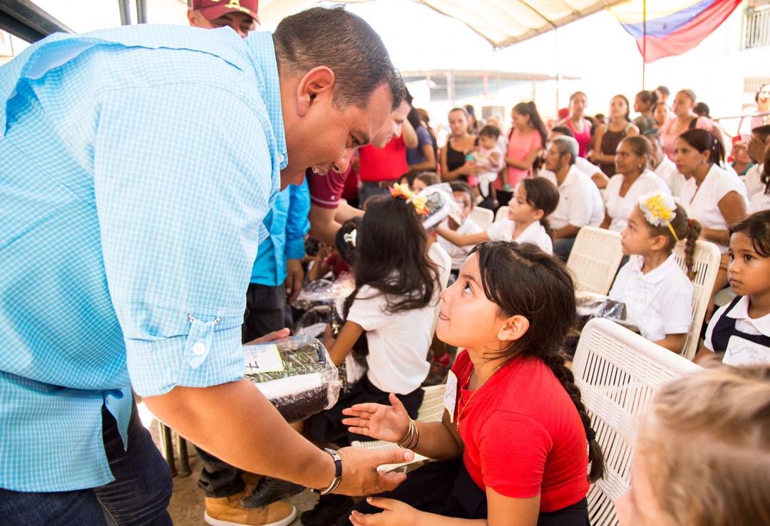 wolfgangbriceno's tweet photo. Desde mauroa Cara a cara, casa a casa, nuestro gobernador @vclarkb sigue en la calle atendiendo al pueblo con el mismo amor de Chavez; el amor que construye una verdadera sociedad. Vamos corrigiendo y vamos aprendiendo! #sigamosjuntos #falconlotienetodo https://t.co/XdhqbN2kAQ