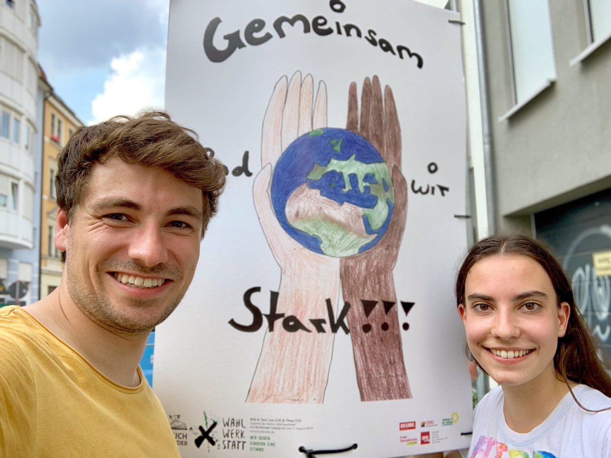 Gemeinsam sind wir stark. Daher lassen wir uns nicht spalten. Auch nicht bei dieser Wahl. #unteilbar Das Plakat haben Lea (15) &amp; Thea (15) in der „Wahlwerkstatt“ @buchkinder gestaltet. Davon haben wir heute einige gehangen. Welches ist euer Lieblingsmotiv? #sltw19 #ltwsn19