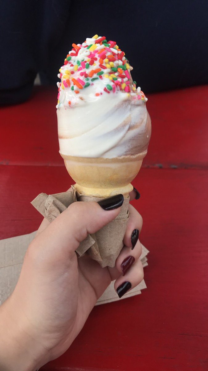Ana_xSophie's tweet photo. TW food and kinda #handscheck / #bodycheck
Dad surprised us taking me and my grandma to get ice cream... trying to be okay with it. https://t.co/lu4sftfVhy