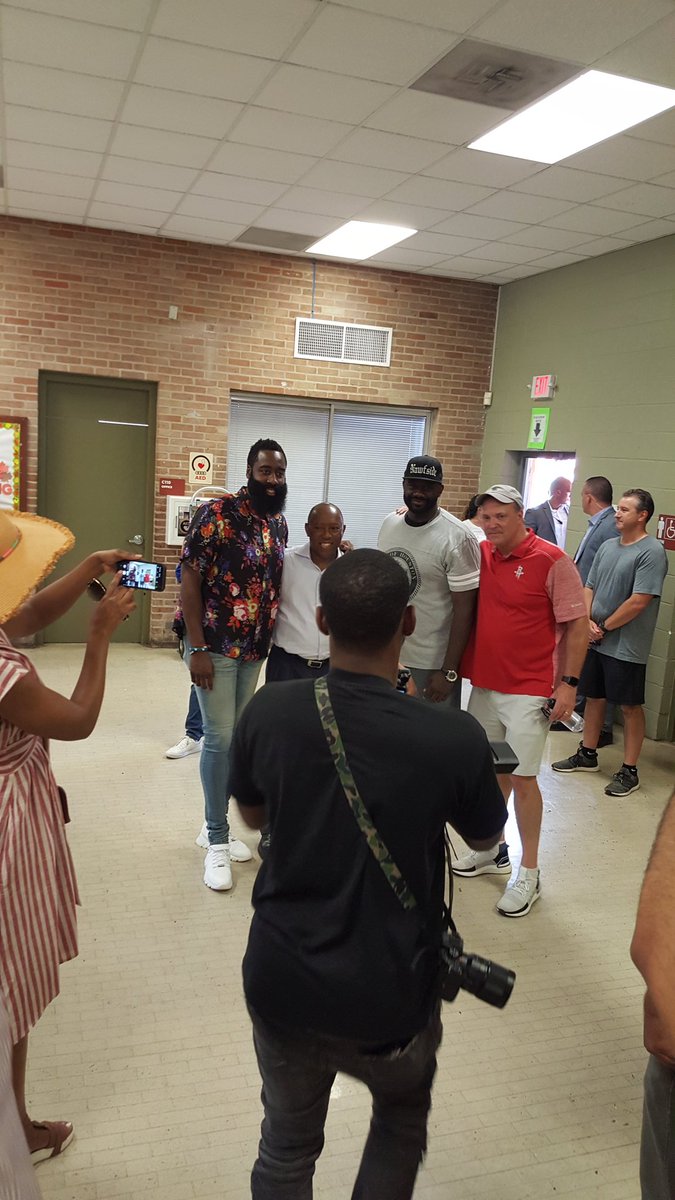 fleming_and's tweet photo. #JHweekend
@JHarden13
@HoustonTX
@FPVAMSVikings
@nayenmetoyer
@HISDFACE
@HISD_Wraparound
@HISDSupe
@TeamHISD
#FlemingMiddle
#WheatleyHigh https://t.co/zFW0jzZvia