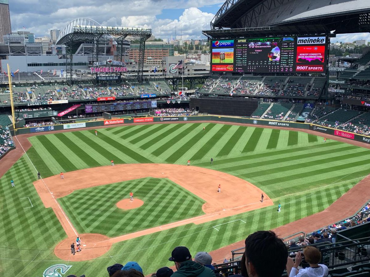 CityNewsVAN's tweet photo. It’s a busy weekend at the border as the Blue Jays take on the Mariners in Seattle. Today’s game, at 1 p.m., caused some traffic slowdowns as Canadians made their way to T-Mobile Park to catch the baseball game and more are expected later this afternoon https://t.co/RtHFiwHTlr https://t.co/29ax5ByyOs