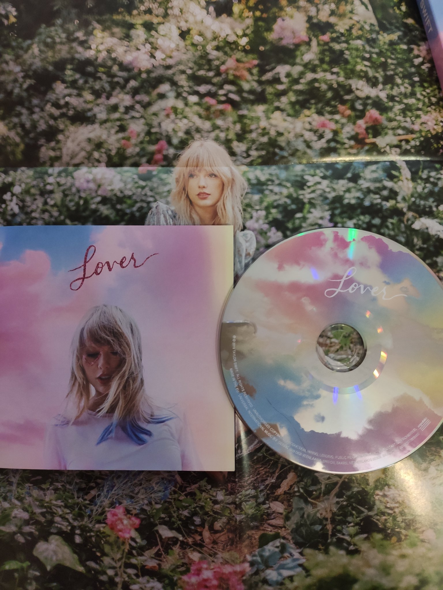 Taylor Swift >> álbum "Lover" [II] - Página 17 EC1Vu5bXYAEtPu-?format=jpg&name=4096x4096
