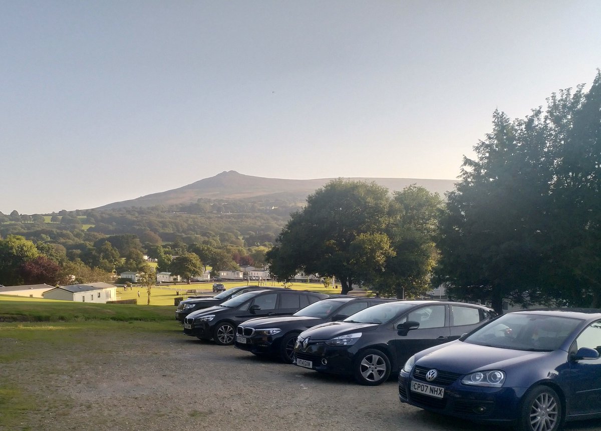 #Llwyngwair on a glorious #AugustBankHoliday 
Carn Ingli looking down on @llwyngwairmanor 
Hyfryd!