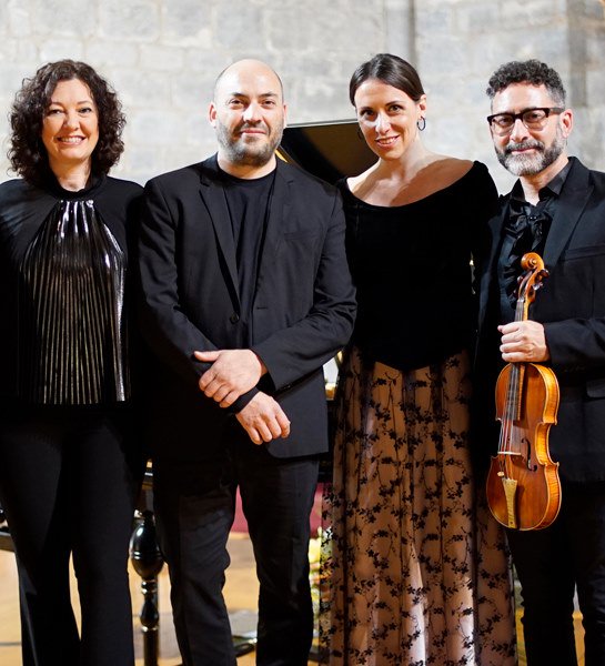 NochesAlcazar's tweet photo. Grupos participantes en las #NJRA19 del 26 al 31 de agosto (I):

- @HdelParnas 
- @_a_bustamante_ y @tcogato
- Mercedes Ruiz y Anastasia Baraviera
- Ricardo J. Martins https://t.co/YuTzqVHOJm