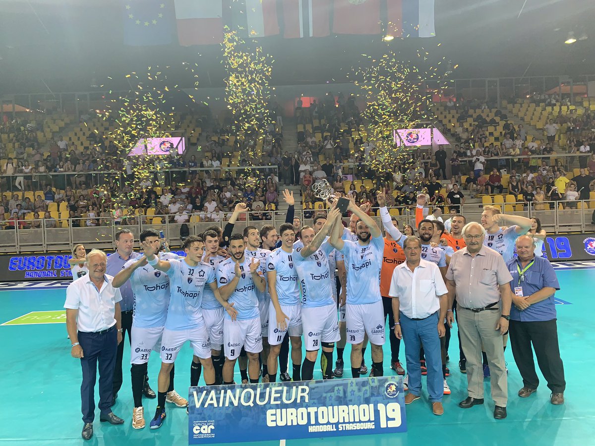 JulienDeljarry's tweet photo. Fin de la préparation sur une belle victoire à l’@EuroTournoi de #Strasbourg! Bravo aux joueurs et bravo à tous les blue Fox qui ont fait le déplacement et nous ont soutenu sans relâche! La saison du @mhbofficiel ⚪️🔵 peut démarrer! #Montpellier #Handball https://t.co/uOatF1bhzh
