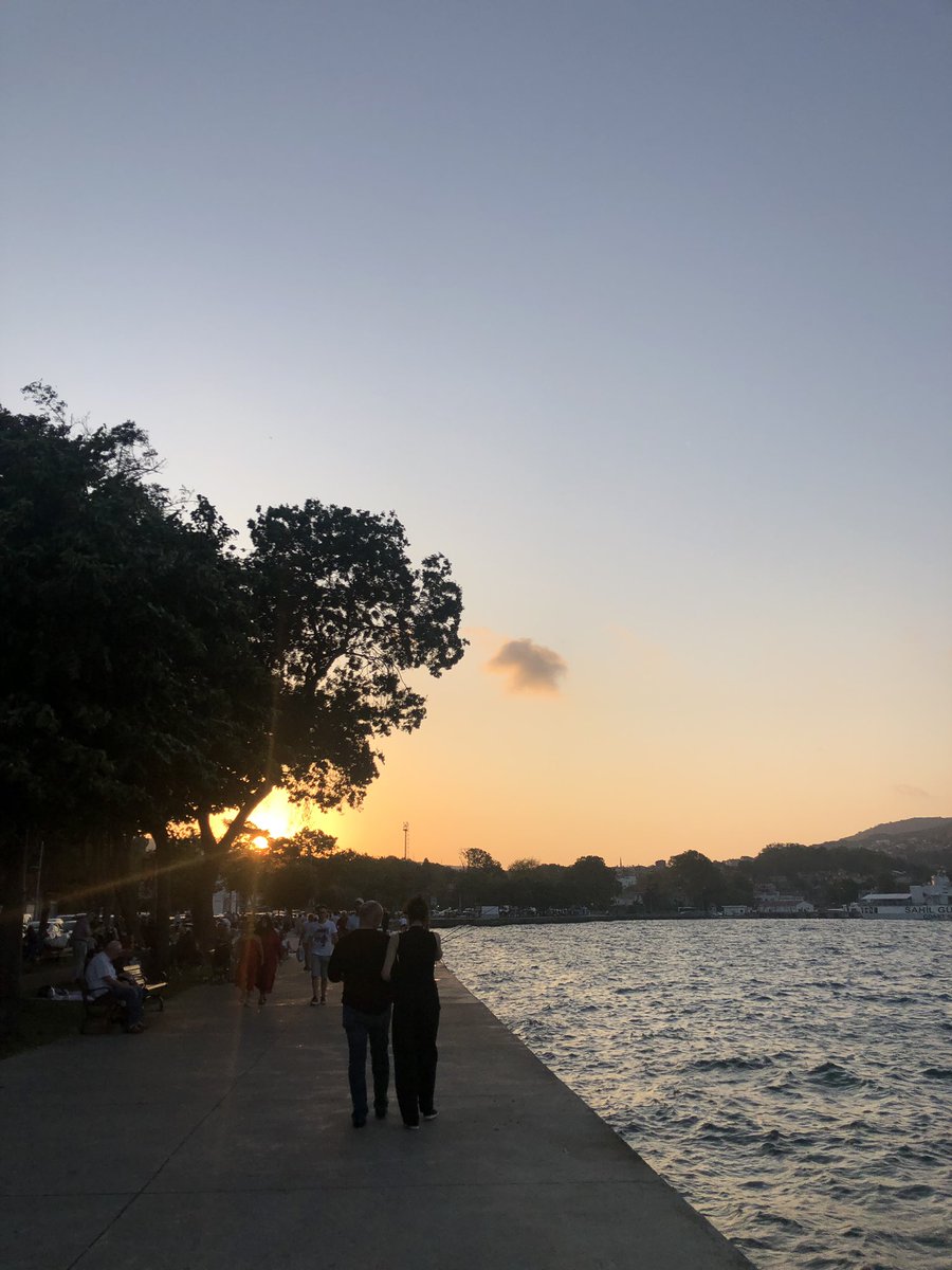 Pazar gününü kulaklığı takıp İstanbul sahillerinde tek başına bisiklet sürerek geçirmek 🧡