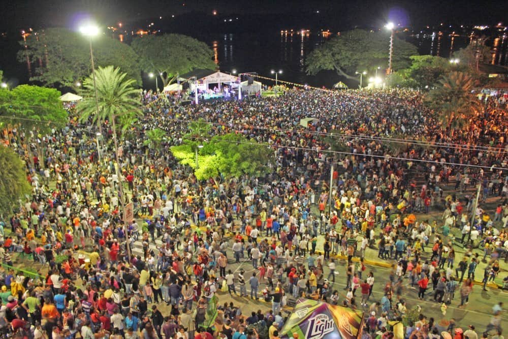 🛑 #25Ago todo un éxito la noche Llanera en la #FeriaDelOrinoco2019 en Ciudad Bolívar; demostrando que las personas quieren paz y apuestan a la alegría 

#HeresEsDesarrollo
#MisionesSocialesConElPueblo
@JustoNogueraP
@NicolasMaduro
@dcabellor
@gestionperfecta
@HectoRodriguez