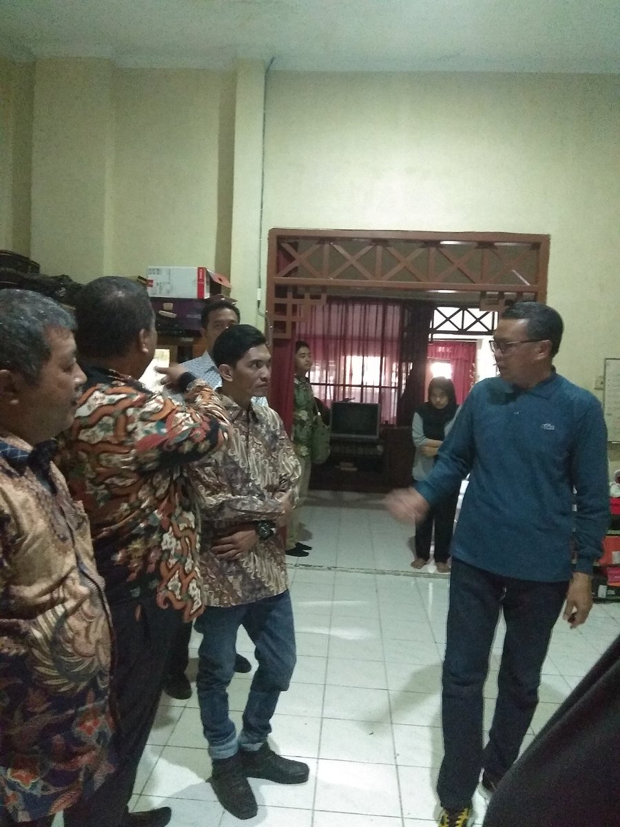 Freedom_2727's tweet photo. Terima Kasih Sebesar Besarnya Kepada Bapak Gubernur Sulawesi Selatan yang Menyempatkan Diri Bertemu Teman teman Mahasiswa Di Yogyakarta dan Mengunjungi Asrama Putra Latimojong dan Asrama Putri Angin Mamiri @Andihasdullah1 @Daeng_Jali @barugasulsel @DoelKadir2 https://t.co/6GtqvcUc1s