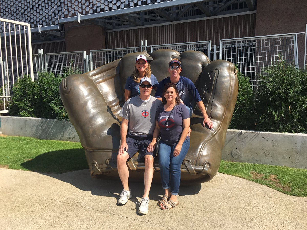 _staciedh_'s tweet photo. #twinspics https://t.co/ktwIxVnr8v