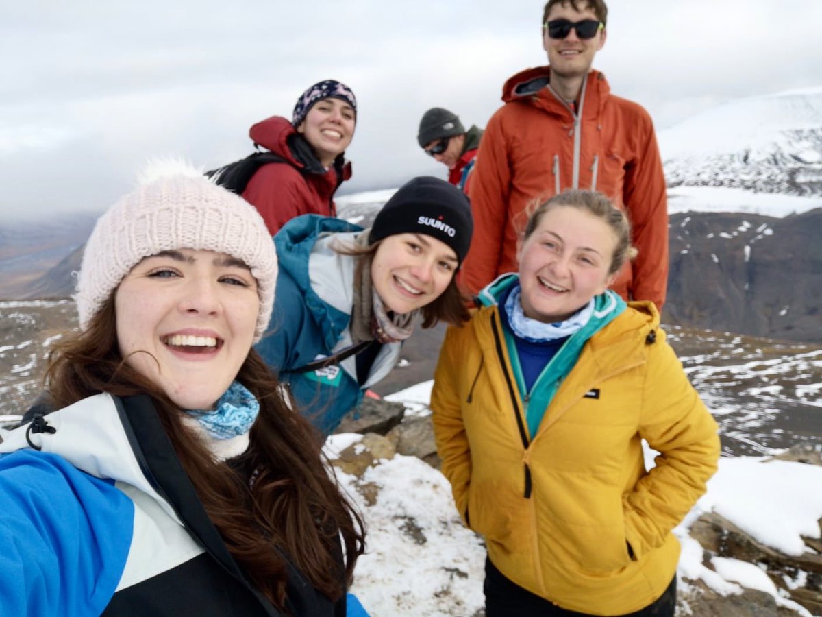 polarseasjen's tweet image. Fab hike up Trollsteinen (The Troll Rock) which overlooks Longyearbyen. My first experience walking on a glacier and along a snowy mountain ridge. One of my favourite days during my PhD so far ❄️