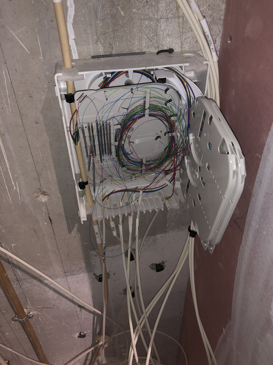 arnosit's tweet photo. @Freebox @free @Freebox 3e incident sur ma ligne depuis le 12 juillet ! Près d’un mois d’interruption de service au total! Visiblement un de vos technicien est passé pendant les vacances... voilà comment a été laissé le boîtier de mon pallier ! Vous trouvez ça normal ? Raz le bol https://t.co/VWPUWtLjt8
