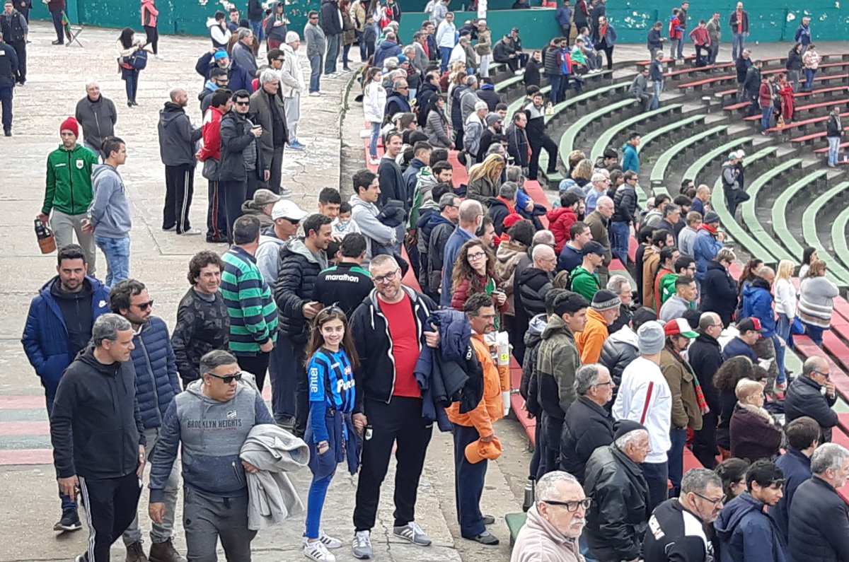 FernandezSurkov's tweet photo. ¡ Una imagen vale más que mil palabras !
El papá hincha de @RamplaJuniorsFC y su hija fiel hincha de @LiverpoolFC1915 llegaron a la tribuna del Picapiedra, ambos compartiendo la pasión. https://t.co/kzxV9gyT2C