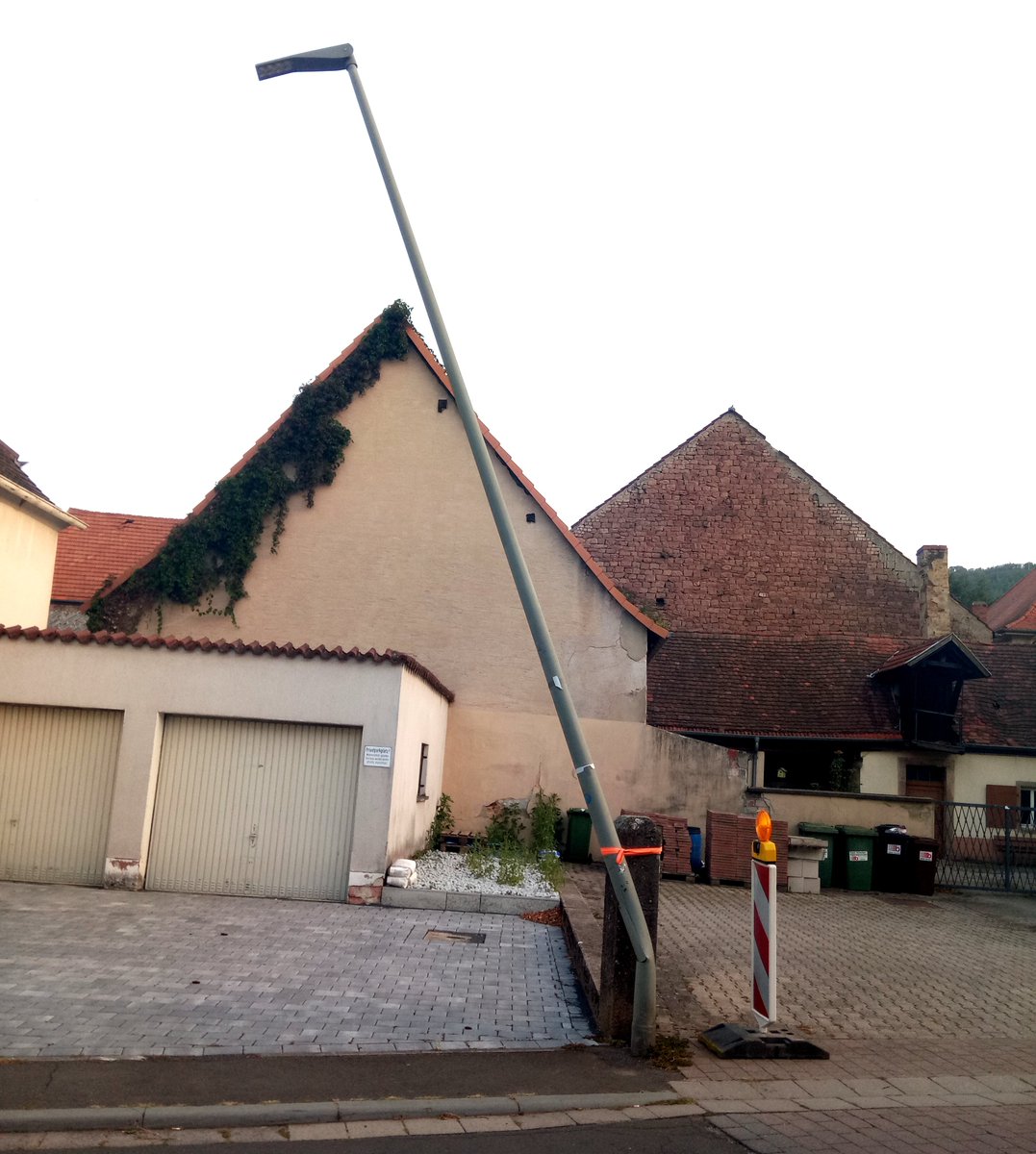 santa_cee's tweet photo. So ein orangefarbener Spanngurt ziert ungemein.
#WhatCouldPossiblyGoWrong #Imsbach #Pfalz https://t.co/2GsTpAxlxC