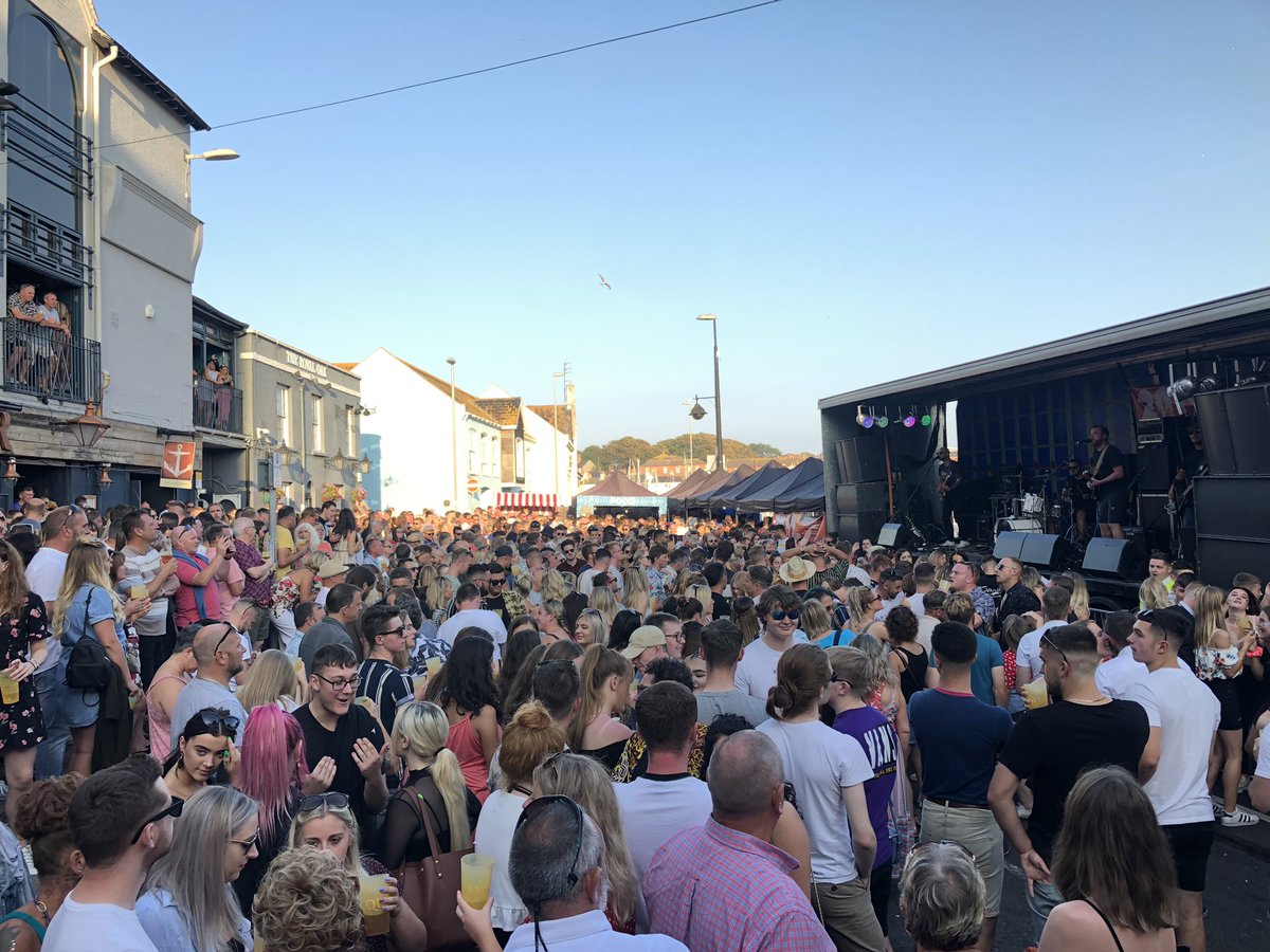 The crowd looks incredible watching the amazing Leggomen!! #QuayFest #PubAwards (I can’t get any closer for a pic 😳💪❤️)
